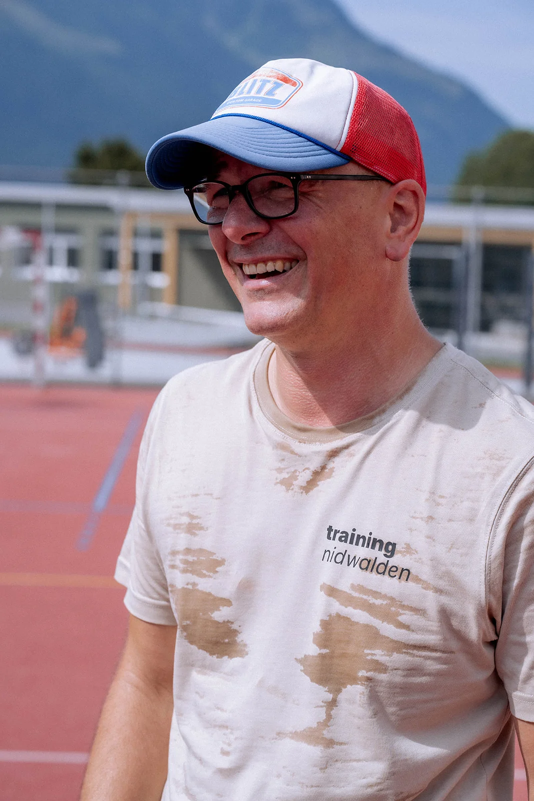 Franco mit Cap lacht nach dem Training auf dem Sportplatz