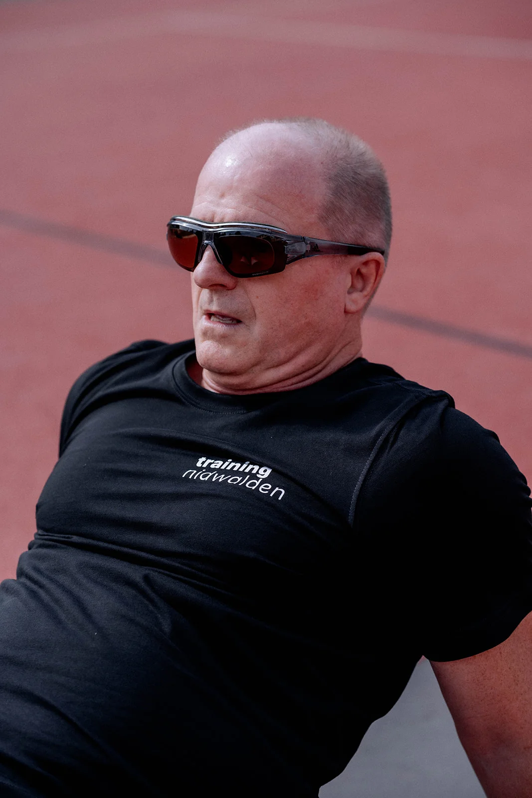 Hans mit Sonnenbrille bei einer Übung auf der Laufbahn